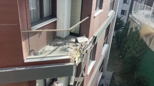 Eyüpsultan’da otomobil bahçeye uçtu, gün ağarınca ortalığın savaş alanına döndüğü görüldü