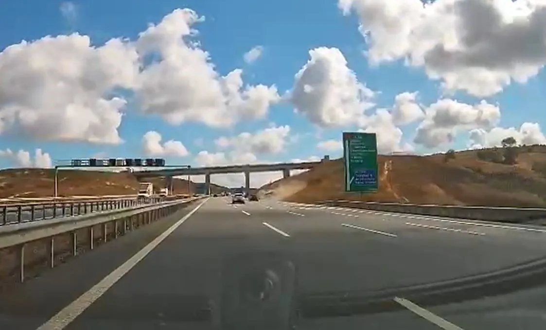 Kuzey Marmara Otoyolu tırın dorsesi koparak şarampole yuvarlandı