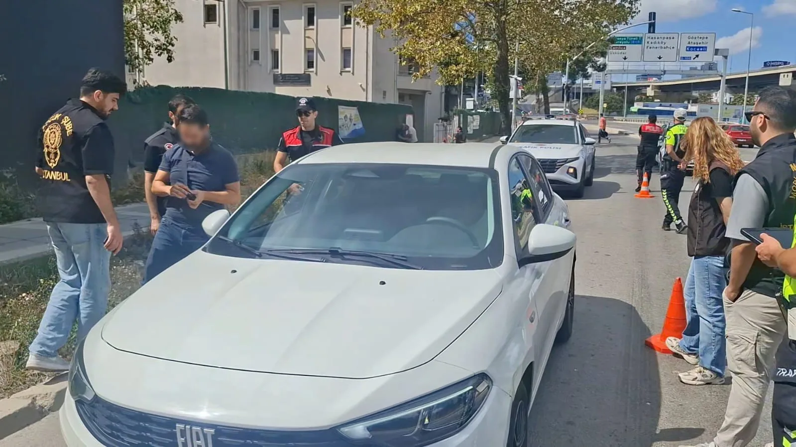 Kadıköy’de okul çevrelerinde güvenlik uygulaması gerçekleştirildi