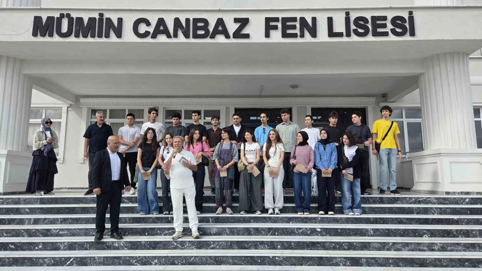 Başarılı öğrencilere okullarının ilk gününde tablet ve telefon sürprizi