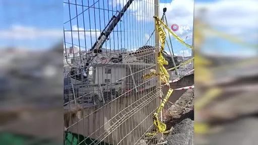 Eyüpsultan’da kazaya karışan araç vinç yardımıyla olay yerinden kaldırıldı