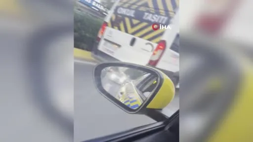 Esenyurt’ta trafikte kavga: Taksinin camını ve sürücüyü yumrukladı
