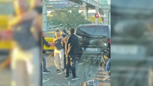 Trafik kazası sonrası çıkan yumruklu ve sopalı kavga kamerada