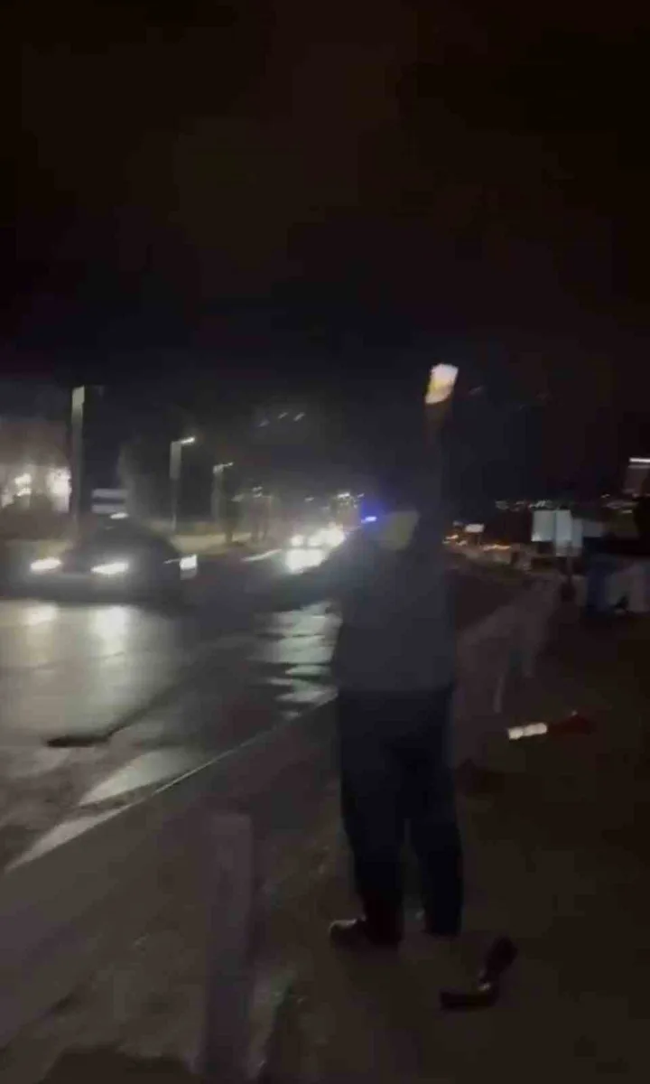 Motosiklet bariyerlere çarptı, gençler cep telefonu ışığıyla trafiği durdurdu
