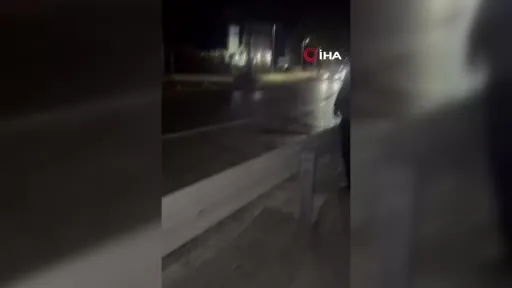 Motosiklet bariyerlere çarptı, gençler cep telefonu ışığıyla trafiği durdurdu