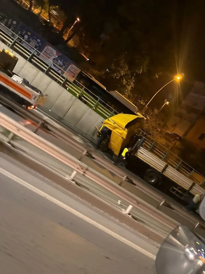D-100’de tır duvara çarptı, sürücü yaralandı