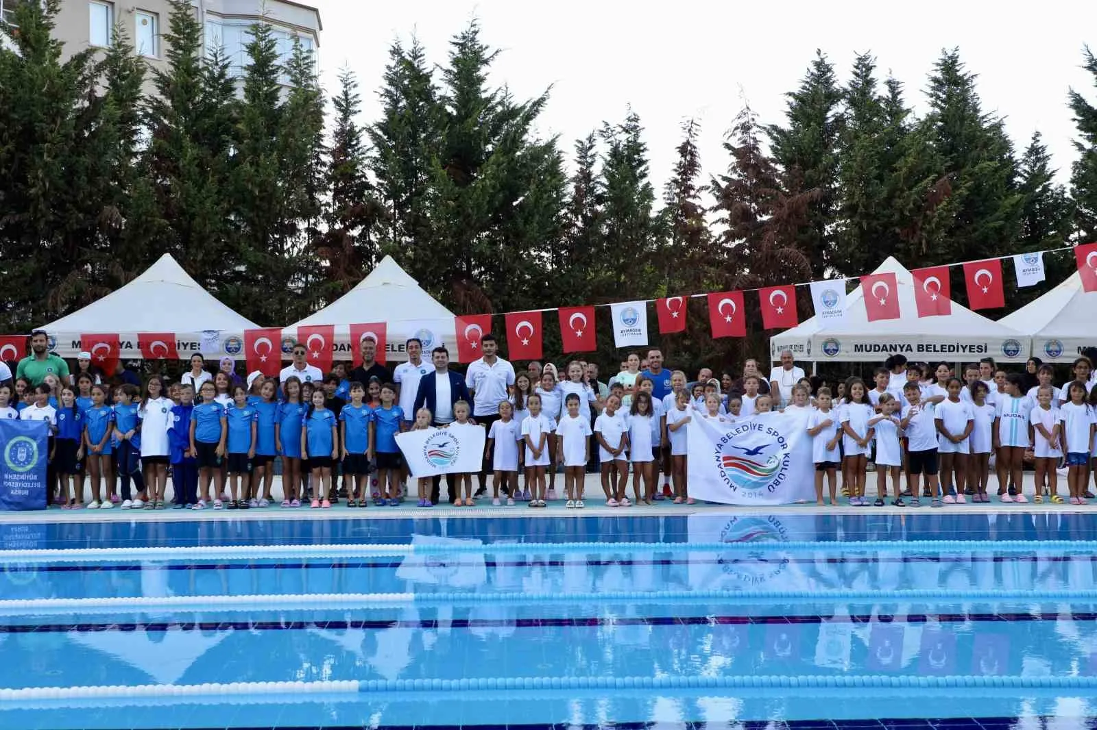 Mudanya Belediyesporlu yüzücüler madalyaları topladı