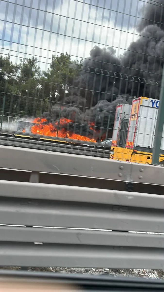 Bakırköy’de İETT otobüsü bilinmeyen bir nedenle alev alev yanmaya başladı. Olay yerine itfaiye ekipleri sevk edildi.
