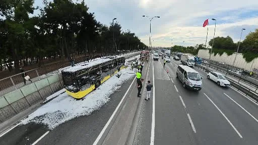 Bakırköy’de alev alev yanan otobüs böyle görüntülendi