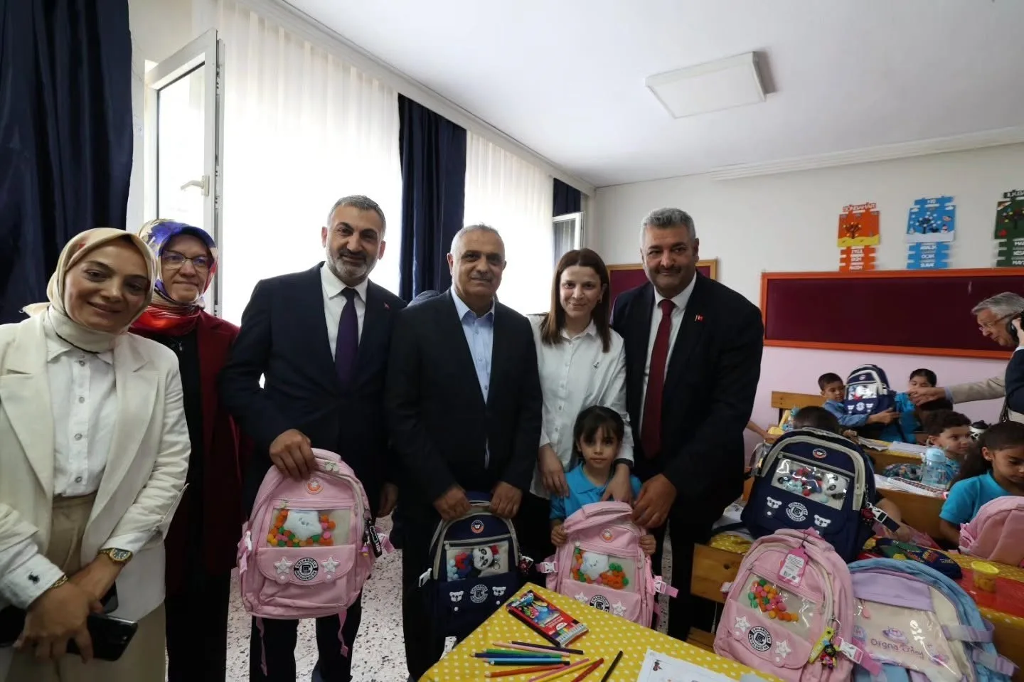 Dilovası’nda okula yeni başlayan miniklere kırtasiye malzemesi dağıtıldı
