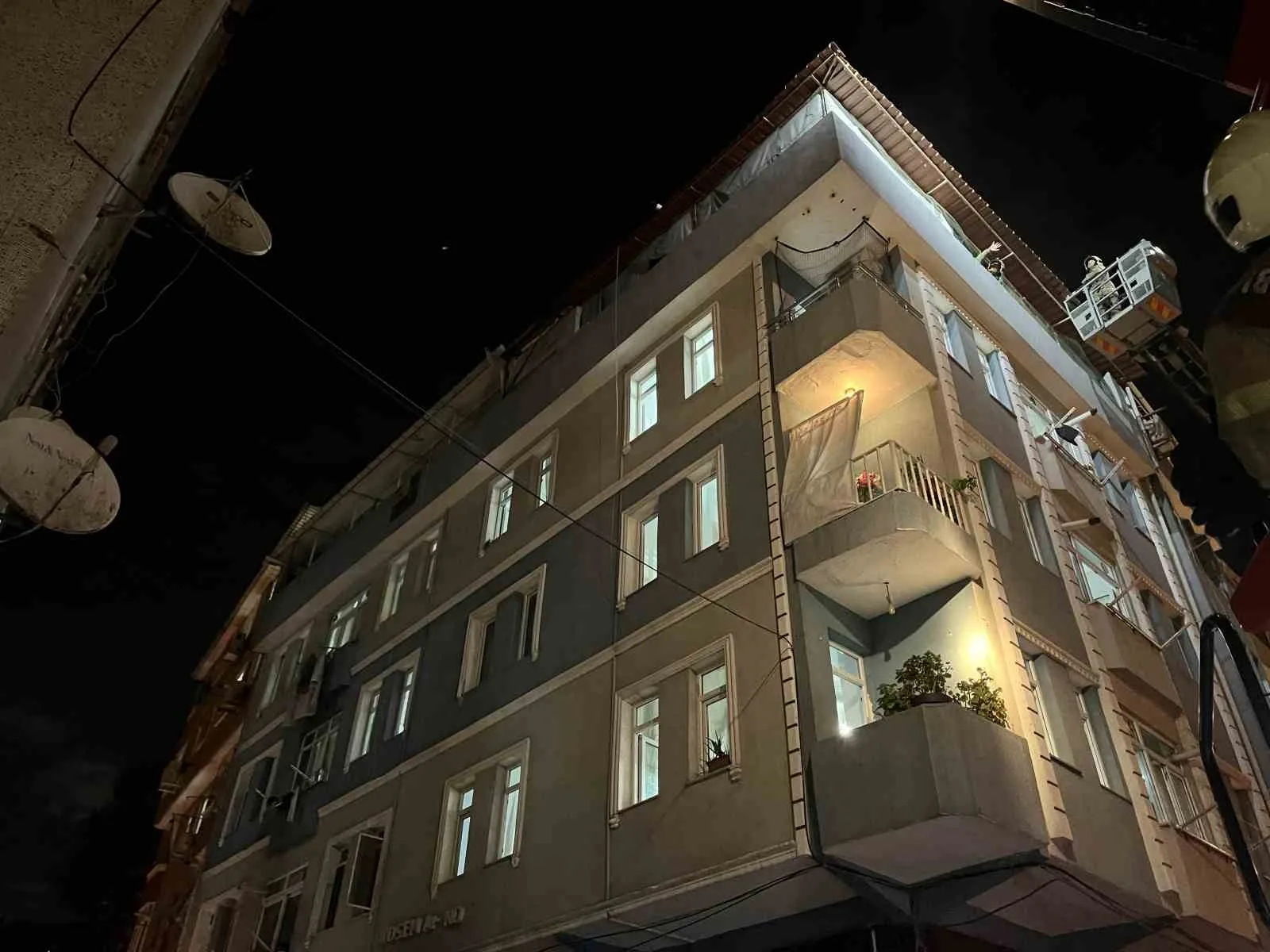 Zeytinburnu’nda binanın bodrum katında yangın: 5 kişi dumandan etkilendi