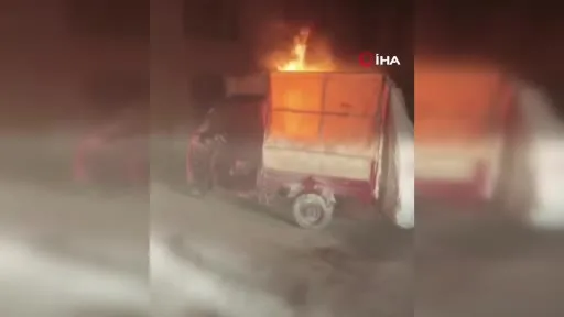 Elektrikli kağıt toplama aracı alev aldı, yangın söndürme tüpleri işe yaramadı