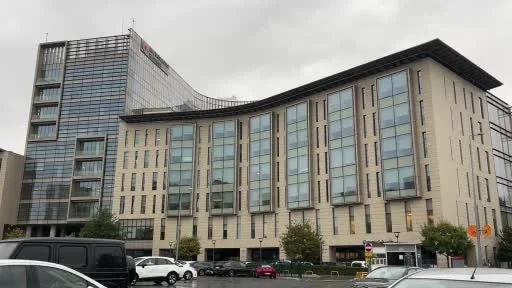 Zeytinburnu’nda Koç Üniversitesi Hastanesi’nin otoparkında aracını yanaştırırken aşağı düştü