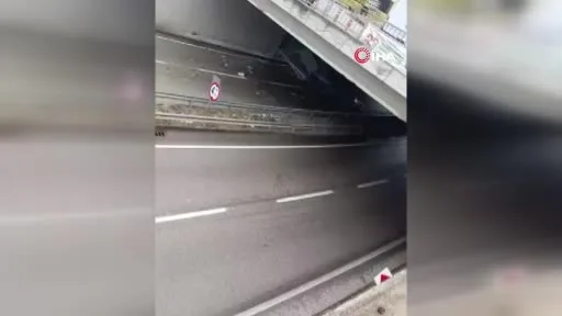 Yağış sebebiyle kontrolden çıkan tır makasladı: Sürücü yaralandı