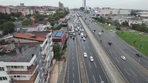 Avcılar servis midibüsü kaza yaptı: 9 yaralı