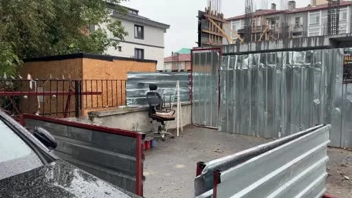 Fatih’te inşaattan düşen işçi ağır yaralandı