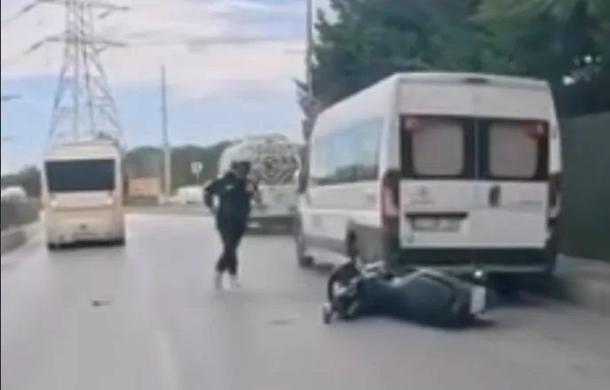 Şerit değiştirirken park halindeki araca ve dolmuşa çarptı: Kaza anı kamerada