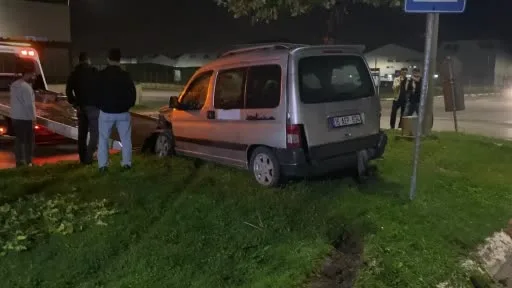 Bursa’da kontrolden çıkan araç ağaca çarptı: 2 yaralı