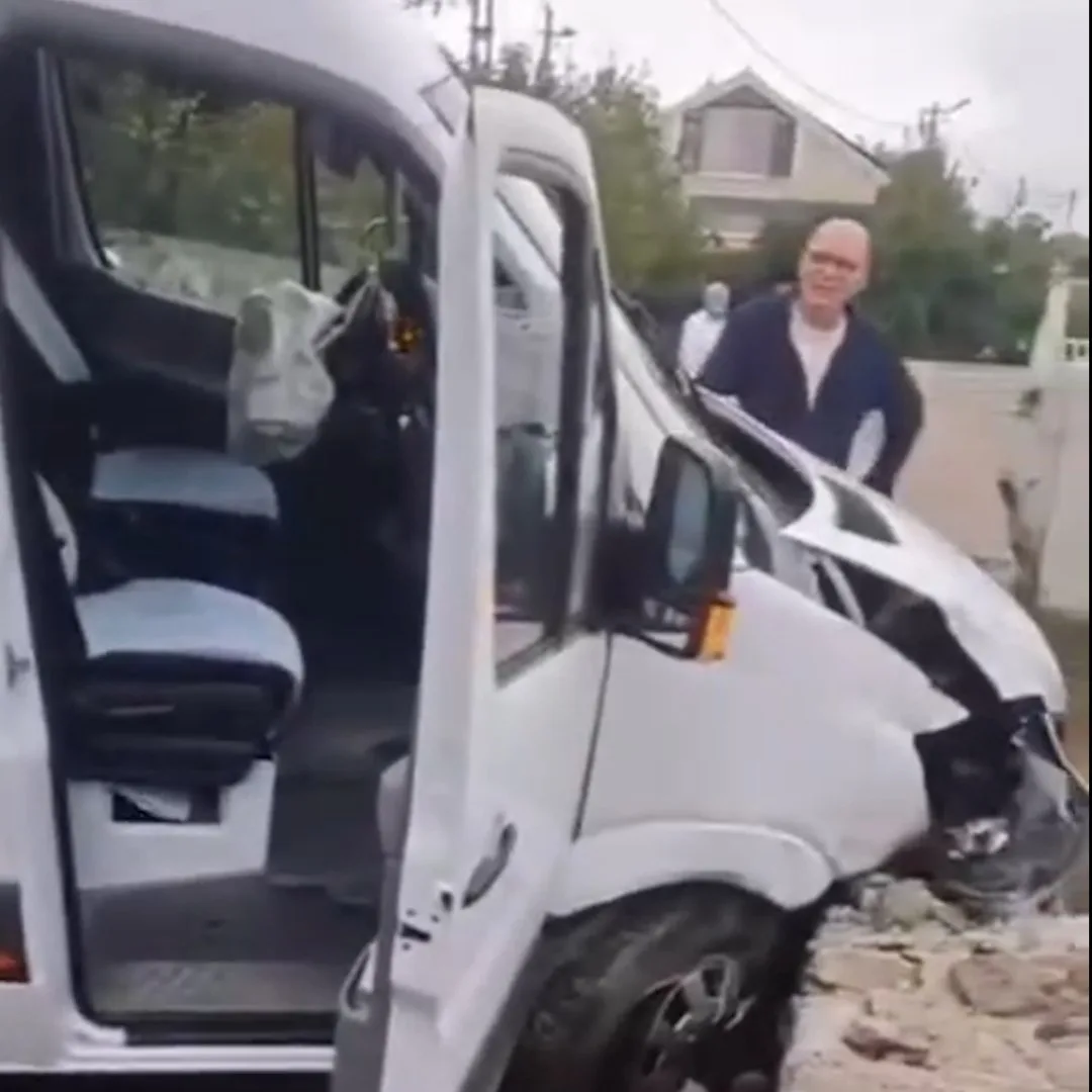 Sarıyer’de okul servisi duvara çarptı: 1 yaralı