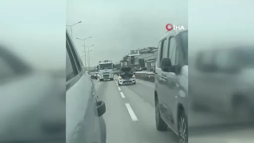 Bursa’da seyir halindeki otomobilin kaputunu açarak tamir yaptı... O anlar kamerada