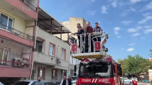 Hastaneye yatmamak için polise bıçak çekip direndi..