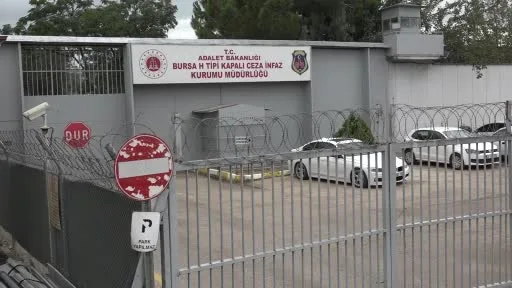 Özgür Özel ve Yeni Parti heyeti Mustafa Bozbey’i cezaevinde ziyaret etti