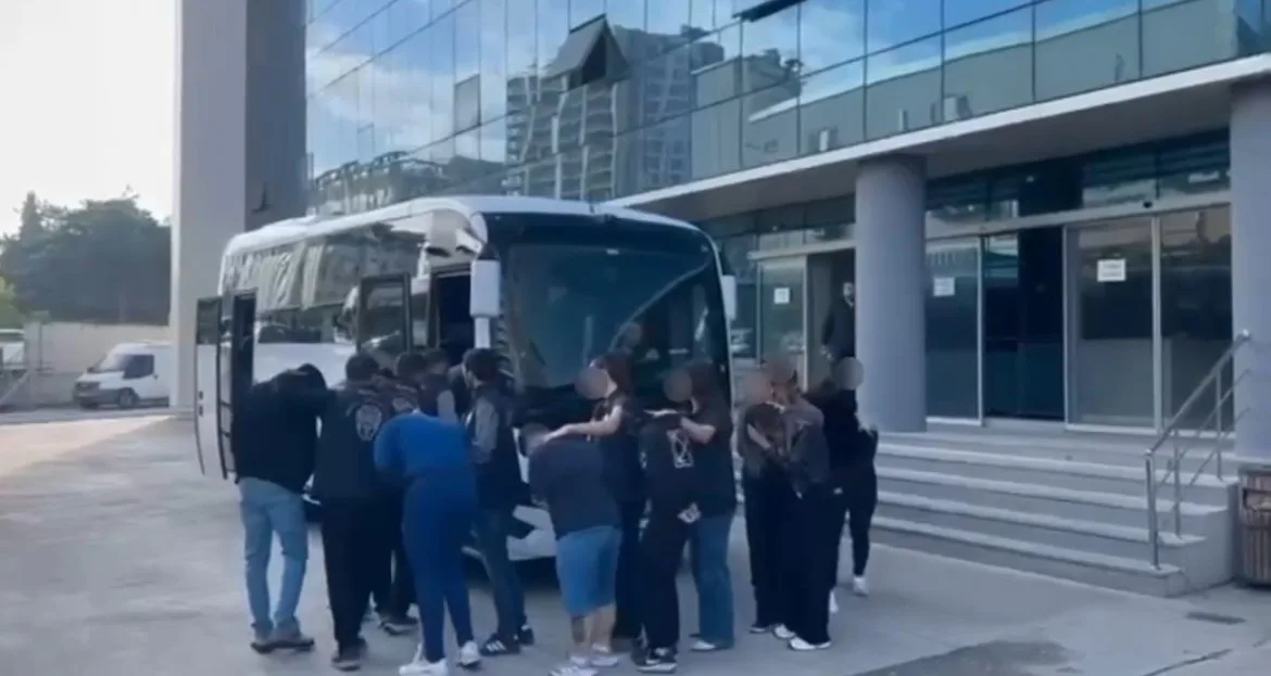 İnternette kadın kılığına girip evlilik vaadiyle kandırdılar, sonra tehdit ettiler