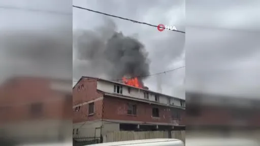 Sultanbeyli’de kentsel dönüşüm için boşaltılan binanın çatısı yandı: 1 kişi dumandan etkilendi