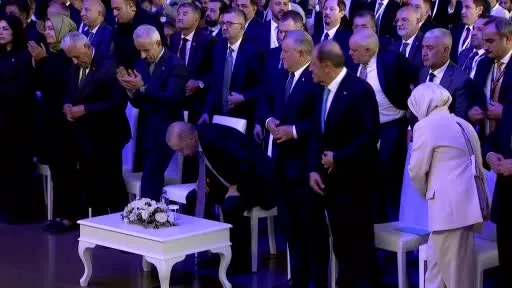 Cumhurbaşkanı Erdoğan, "Uçak inmez dedikleri İstanbul Havalimanı rekordan rekora koşuyor. Havalimanımız geçtiğimiz yıl 84,5 milyon yolculuğa ev sahipliği yaparak Avrupa’da 2. sıraya yerleşti"
