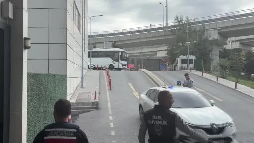 Gözaltına alınan ünlüler sağlık kontrolüne girerken böyle görüntülendi