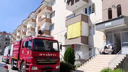 Mutfaktan çıkan yangında 4 kişi dumandan etkilendi