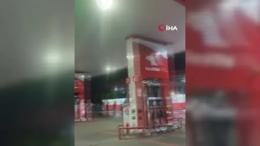 Fren yerine gaza basan sürücü benzinliğin malzeme odasına girdi