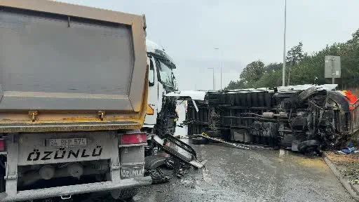 Arnavutköy’de kontrolden çıkan kamyon devrildi, arkadan gelen hafriyat kamyonu çarptı: 2 yaralı
