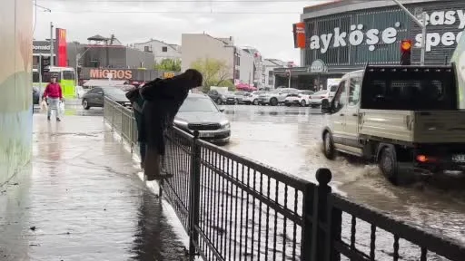 Kocaeli’de sağanak sonrası yollar dereye döndü: Vatandaşlar kaldırımda demir korkuluklara tırmandı