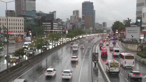 İstanbul’da yağış trafiği etkiledi: Anadolu Yakası’nda yoğunluk yüzde 78’e ulaştı
