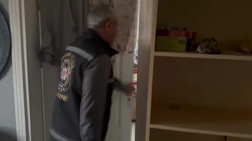 15 yıl hapisle aranan firari bazanın altında yakalandı, o anlar kamerada