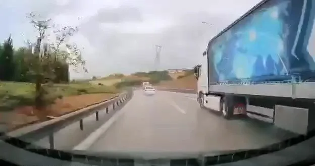 Yağışlı havaya aldırmadı, bariyerlere böyle girdi