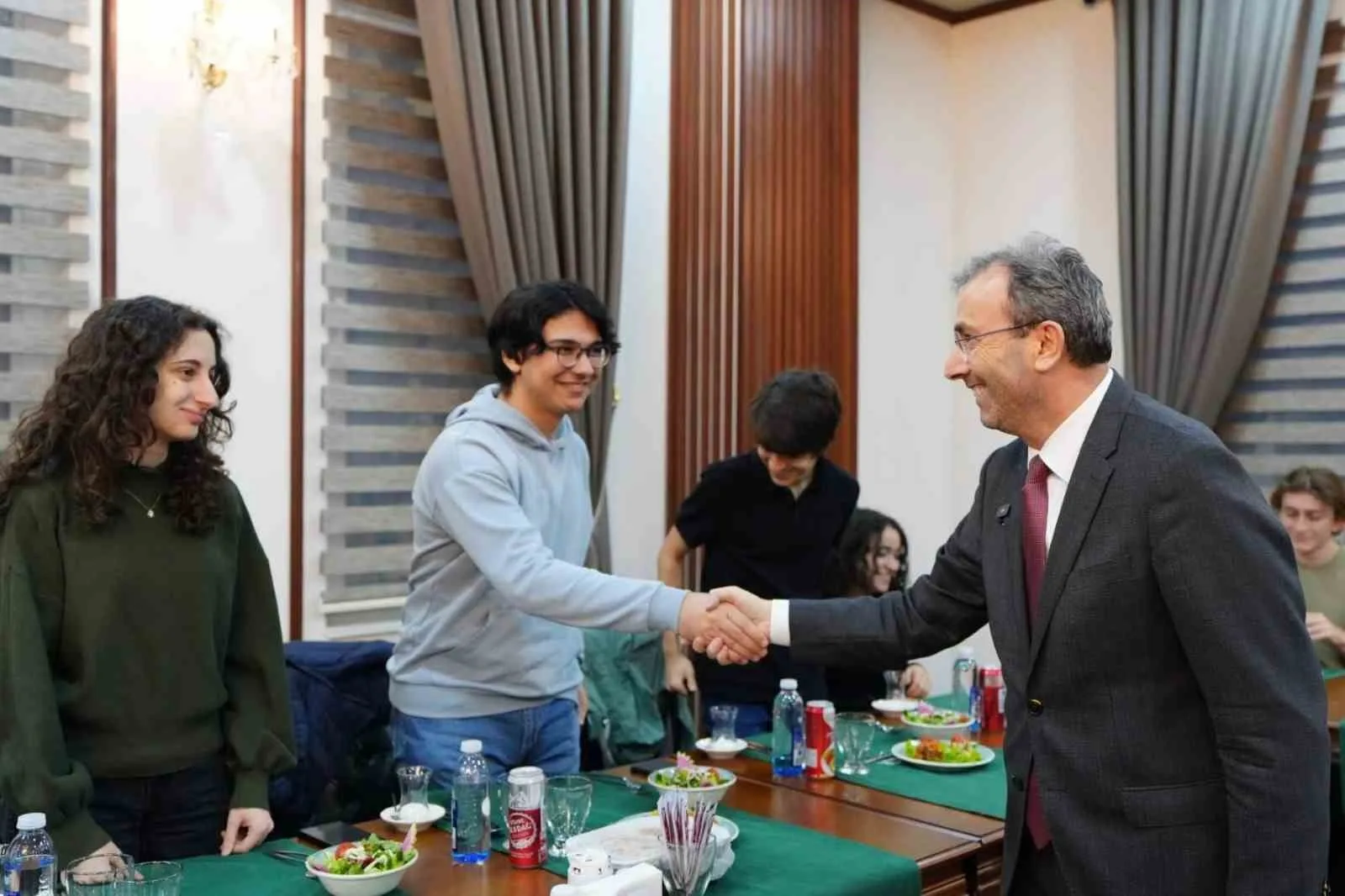 Pendik’te yeni üniversitelilere 20 bin TL eğitim desteği hesaplara yatırıldı