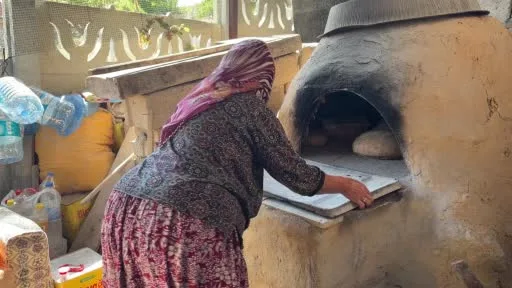 Geleneksel yöntemle yapılan taş fırın ekmeği iştah kabartıyor