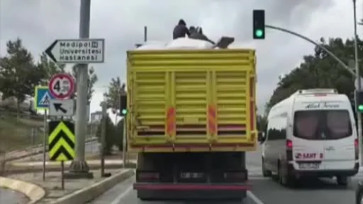 Bağcılar’da kamyon üzerinde tehlikeli yolculuk kameraya yansıdı