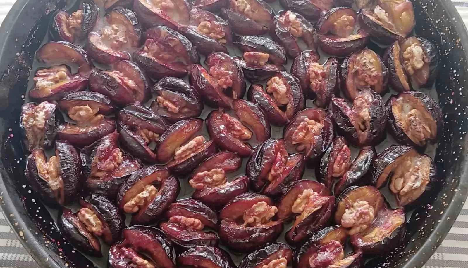 Dalında 4 liraya düşen ton eriği kışlık tatlıya dönüşüyor