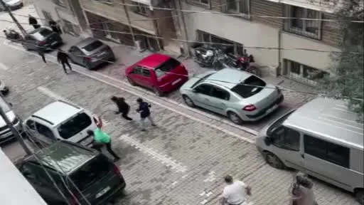 Eski koca olay çıkardı, kadının yakınları tekme tokat kovaladı; o anlar kamerada