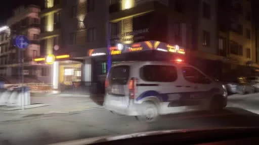 Avcılar’da ’dur’ ihtarına uymayan şahıs polis aracına çarparak kaçmaya çalıştı