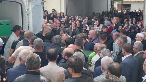 Kazada hayatını kaybeden hamile anne, 3 yaşındaki kızı ve bebeği toprağa verildi