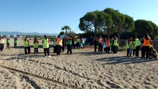 Balıkesir’de öğrenciler Dünya Temizlik Gününde sahil temizliği yaptı