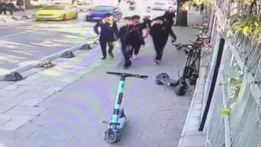 Üsküdar’da araç yayaların arasında böyle daldı: Sürücü gözaltında