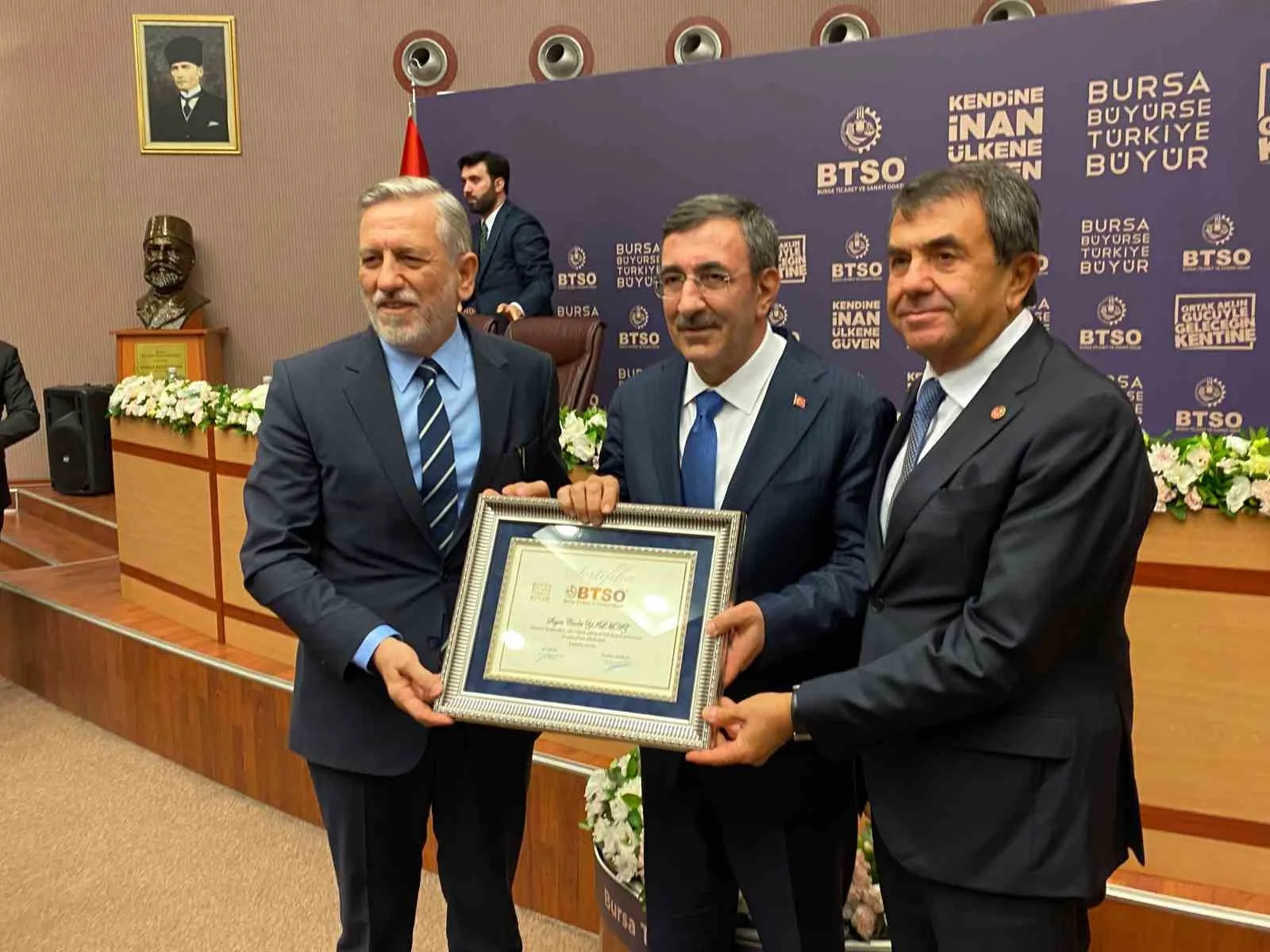 Cumhurbaşkanı Yardımcısı Yılmaz Bursa iş dünyasının temsilcileriyle bir araya geldi