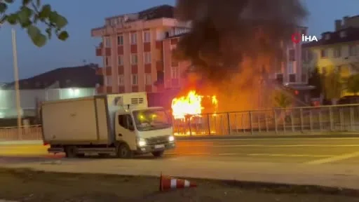 Arnavutköy’de seyir halindeki kamyonet alev topuna döndü