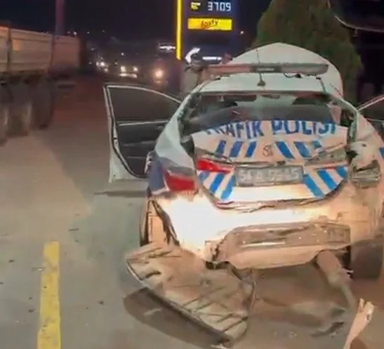 Kontrolden çıkan çekici, biri polis otosu olmak üzere 3 araca çarpıp akaryakıt istasyonuna daldı: 1 ölü