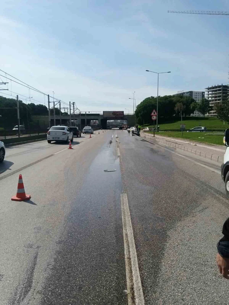 Bursa’da yola dökülen kimyasal madde paniğe sebep oldu, trafik kilitlendi